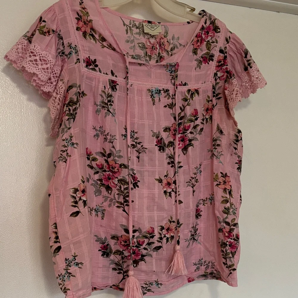 Chic Floral Lace-Trimmed Blouse in Pink - Picture 2 of 7